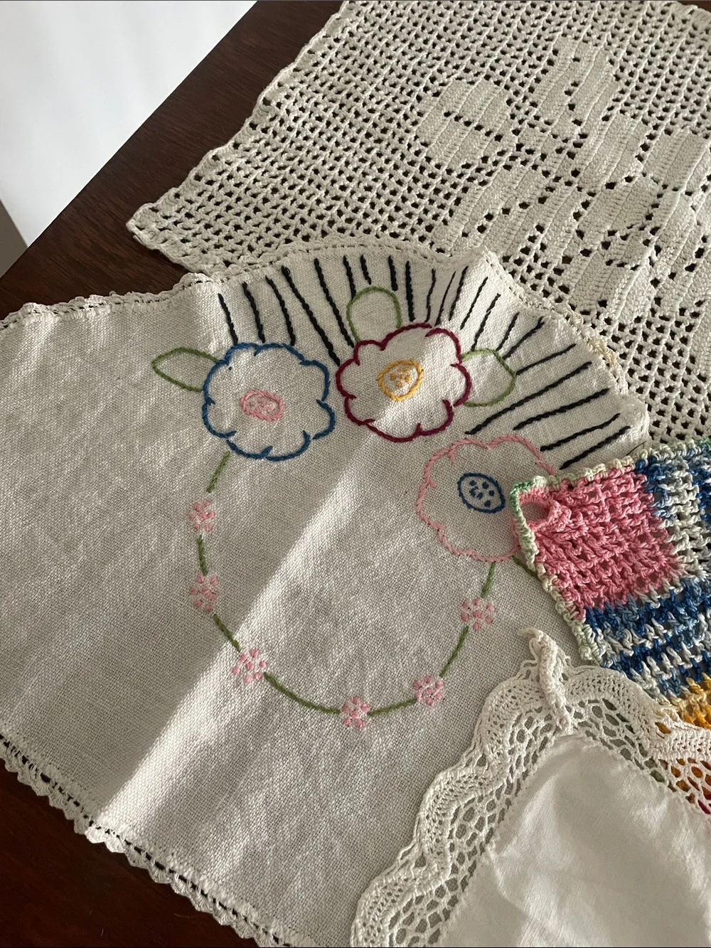 Vintage doilies bundle of 4